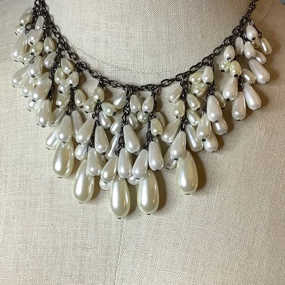Vintage Faux Pearl & Gunmetal Necklace. - Picture 4 of 10